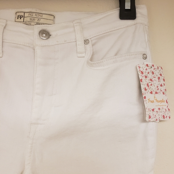 FREE PEOPLE WHITE BUSTED KNEE JEANS - Picture 4 of 5